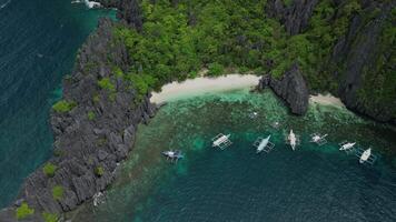 strand met boten Aan de eiland van de Filippijnen video