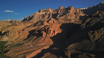 rocheux montagnes pendant le journée drone vol video