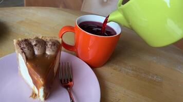 hibisco chá com fruta nome arrogante fruta bolo de queijo com caramelo peça do bolo em a mesa com delicioso vermelho chá video