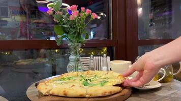 dichtbij omhoog van pizza met rucola en pizza margarita Aan wit borden Bij restaurant video