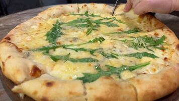 vicino su di Pizza con rucola e Pizza Margherita su bianca piatti a ristorante video