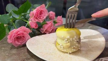 Limone macarons femmina mano con noncuranza si sbriciola e tagli macarons con francese dolce con coltello su un' bicchiere tavolo avvicinamento giallo Limone. macarons con papavero seme Riempimento video