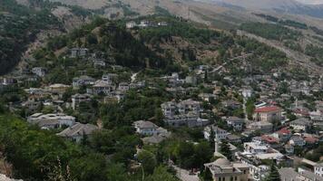 gjirokast Albanië 05.03.2024 vesting in gjirokastra een reusachtig steen gebouw Aan een hoog berg klok de geschiedenis van de midden- leeftijden een mooi visie van de steen stad naar de oude dorp video