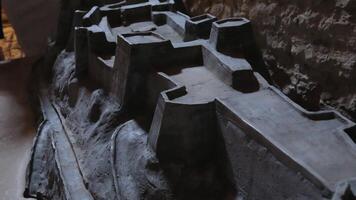 gjirokaster Albanien 05.03.2024 Festung im gjirokastra ein enorm Stein Gebäude auf ein hoch Berg Uhr das Geschichte von das Mitte Alter ein schön Aussicht von das Stein Stadt zu das uralt Dorf video