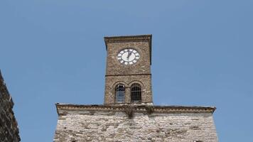 argirocastro Albania 05.03.2024 fortezza nel argirocastro un' enorme pietra edificio su un' alto montagna orologio il storia di il mezzo età un' bellissimo Visualizza a partire dal il pietra città per il antico villaggio video