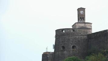 argirocastro Albania 05.03.2024 fortezza nel argirocastro un' enorme pietra edificio su un' alto montagna orologio il storia di il mezzo età un' bellissimo Visualizza a partire dal il pietra città per il antico villaggio video