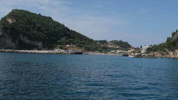 barco Tour perto Corfu ilha atrações profundo limpar \ limpo Claro água montanhas natural Primavera passagem barco pessoas turistas e Viajantes video