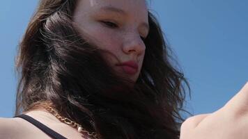 Grécia Corfu ilha jovem menina usa uma telefone e leva uma foto contra a pano de fundo do uma vôo avião contra a céu video