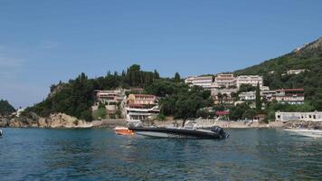 Griekenland corfu eiland 05.03.2024 boot tour in de buurt corfu eiland attracties diep schoon Doorzichtig water bergen natuurlijk voorjaar voorbijgaan boot mensen toeristen en reizigers video