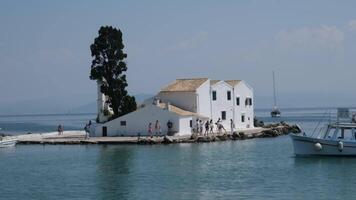 Grécia Corfu ilha 05.03.2024 vlacherna mosteiro em a água, sobre que aviões levar fora e terra isto é a a maioria lindo pista video