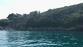 Griechenland Korfu Insel 05.03.2024 Boot Tour in der Nähe von Korfu Insel Sehenswürdigkeiten tief sauber klar Wasser Berge natürlich Frühling Vorbeigehen Boot Menschen Touristen und Reisende video