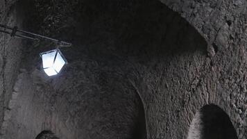 gjirokaster Albanie 05.03.2024 forteresse dans gjirokastra une énorme pierre bâtiment sur une haute Montagne l'horloge le histoire de le milieu âge une magnifique vue de le pierre ville à le ancien village video