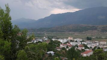 forteresse dans gjirokastra une énorme pierre bâtiment sur une haute Montagne dans Albanie avec une l'horloge le histoire de le milieu âge une magnifique vue de le pierre ville à le ancien village video