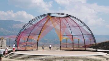 gjirokaster Albânia 05.03.2024 fortaleza dentro gjirokastra uma enorme pedra construção em uma Alto montanha relógio a história do a meio idades uma lindo Visão a partir de a pedra cidade para a antigo Vila video