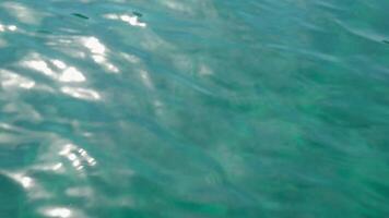 Boot Tour in der Nähe von Korfu Insel Sehenswürdigkeiten tief sauber klar Wasser Berge natürlich Frühling Vorbeigehen Boot Menschen Touristen und Reisende video
