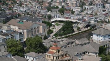 gjirokaster Albanie 05.03.2024 forteresse dans gjirokastra une énorme pierre bâtiment sur une haute Montagne l'horloge le histoire de le milieu âge une magnifique vue de le pierre ville à le ancien village video