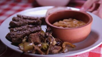 Comida dentro Macedônia suculento lula Kebab batatas. cerâmica feijões video