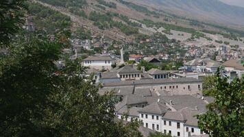 gjirokaster Albanien 05.03.2024 Festung im gjirokastra ein enorm Stein Gebäude auf ein hoch Berg Uhr das Geschichte von das Mitte Alter ein schön Aussicht von das Stein Stadt zu das uralt Dorf video