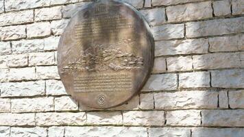 gjirokaster Albanien 05.03.2024 Festung im gjirokastra Stein Gebäude auf hoch Berg im Albanien mit Uhr das Geschichte von das Mitte Alter ein schön Aussicht von das Stein Stadt zu das uralt Dorf video