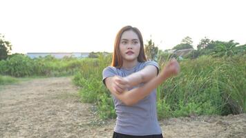 saúde Cuidado fêmea exercer em a parque. ásia mulher fazendo exercícios dentro manhã. equilíbrio, lazer, relaxamento, calma, Boa saúde, feliz, relaxar, saudável estilo de vida, reduzir estresse, pacífico, atitude. video