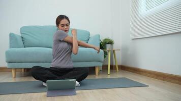 sottile donna praticante yoga su camera a condominio o casa. asiatico donna fare esercizi nel mattina. equilibrio, meditazione, rilassamento, calma, bene Salute, felice, relax, salutare stile di vita, dieta, sottile video