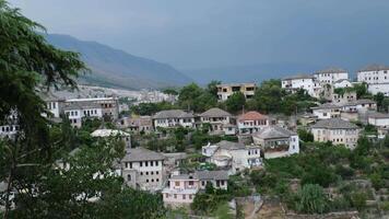 gjirokast Albanië 05.03.2024 vesting in gjirokastra een reusachtig steen gebouw Aan een hoog berg klok de geschiedenis van de midden- leeftijden een mooi visie van de steen stad naar de oude dorp video