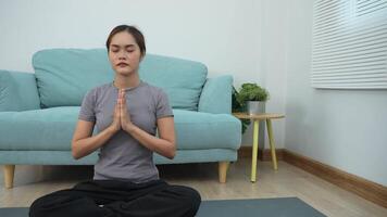 smal kvinna praktiserande yoga på rum på andels eller Hem. asiatisk kvinna håller på med övningar i morgon. balans, meditation, avslappning, lugna, Bra hälsa, Lycklig, koppla av, friska livsstil, diet, smal video
