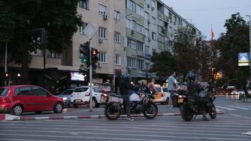 noorden Macedonië Skopje 25.03.2024 monumenten architectuur Skopje stad in de avond centraal straat hoofdstad van Macedonië mensen taxi auto's echt leven in de groot stad video