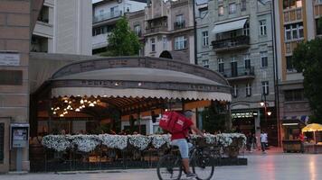 noorden Macedonië Skopje 25.03.2024 monumenten architectuur Skopje stad in de avond centraal straat hoofdstad van Macedonië mensen taxi auto's echt leven in de groot stad video