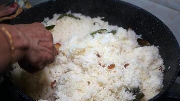 cooking plain white rice in a cooking pan video