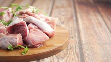 rauw rundvlees vlees Aan een hakken bord Aan tafel . video