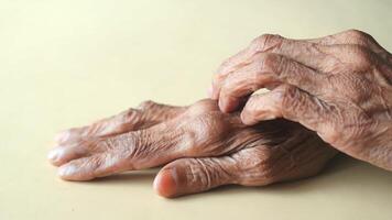 anziano donna sofferenza a partire dal pizzicore pelle, vicino su. video