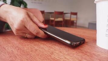 femme main cueillette en haut intelligent téléphone mobile à recevoir une appel video