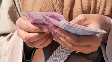 kvinnor hand räkning kontanter närbild video