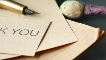 mensagem de agradecimento e envelope na mesa de madeira video