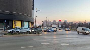 rumänien bukarest 2024-01-02 vinter- promenad runt om de stad attraktioner i de Centrum. administrativ byggnader skön arkitektur. uppsättning av videoklipp för de klämma historia av en stor europeisk stad. video