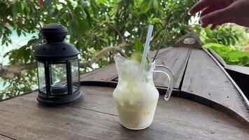 Kefir mit Eis und Limette trinken Kühlung im Vietnam phu quoc Restaurant Joghurt fermentiert Milch trinken video