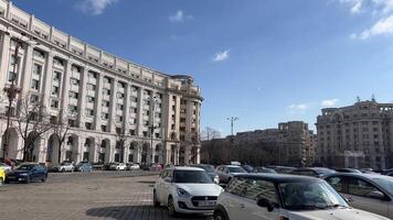 Rumänien Bukarest 02.01.2024 Winter gehen um das Stadt Sehenswürdigkeiten im das Center. administrative Gebäude schön die Architektur. einstellen von Videos zum das Clip Geschichte von ein groß europäisch Stadt.