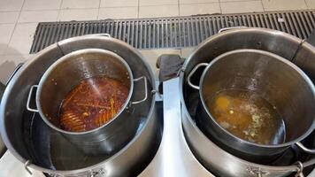 varios tipos de caldos son usado para pho bo sopa en Vietnam video