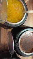 rumano cocina diferente tipos de sopas en ollas cucharón con un cucharón dispersión en platos remover delicioso aromático comida Cocinando recetas grande selección local sopa plato. imágenes de brasov en Rumania. video