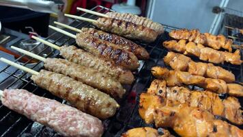retournement porc barbecue une célèbre philippin rue nourriture video