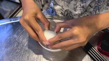 Ei mit Embryo Vietnamesisch Delikatesse. balut gekocht Entwicklung Ente Embryo im hoi ein, Vietnam. diese ist ein Besondere Küche im asiatisch Länder. video