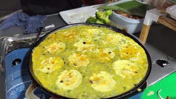 cozinhando omelete dentro panela , dentro porta chiangmai Tailândia video