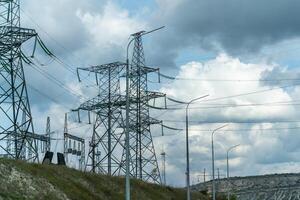 alto voltaje torres con cielo antecedentes. poder línea apoyo con alambres para electricidad transmisión. alto voltaje cuadrícula torre con cable cable a distribución estación. energía industria, energía ahorro foto