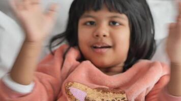 enfant applaudir mains et souriant, séance sur canapé . video