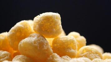 dropp uppblåst majs ringar pommes frites på svart bakgrund video