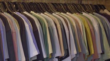 rangée de chemises dans une boutique dans Istanbul . video