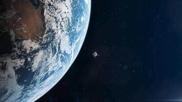 planeet aarde met vliegend raket tussen sterren in universum. video