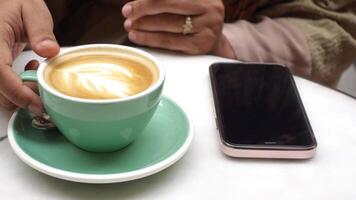 mulheres segurando uma café copo video