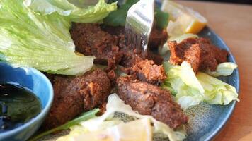brut Boulettes de viande ou cigarette kofte. traditionnel turc cuisine gourmandises. video
